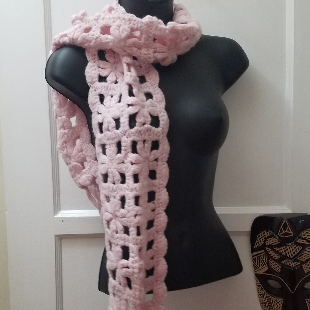 Light pink knit scarf